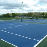 Comparaison : Béton Poreux vs Autres Matériaux pour Courts de Tennis