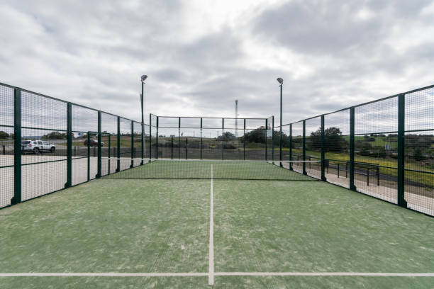 la construction de courts de tennis en gazon synthétique à Nice est soumise à des restrictions régionales spécifiques visant à préserver