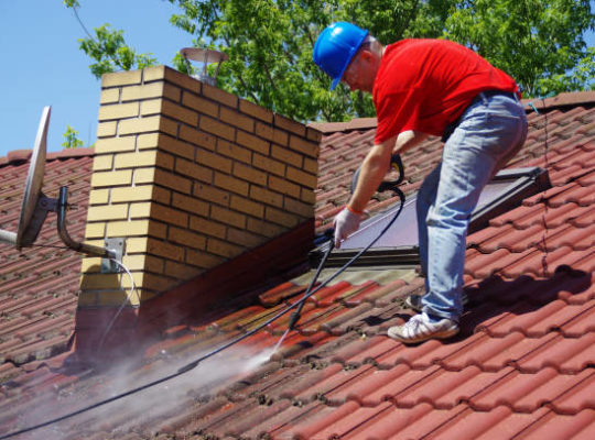 le nettoyage de toiture à Bron est un processus minutieux qui nécessite une préparation adéquate, une élimination
