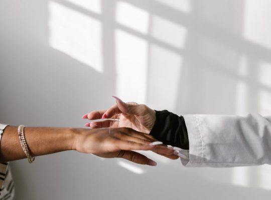 découvrez l'acupression, une technique ancestrale de médecine douce qui stimule des points précis du corps pour soulager le stress, améliorer la circulation et favoriser le bien-être général. apprenez comment cette méthode naturelle peut transformer votre santé au quotidien.