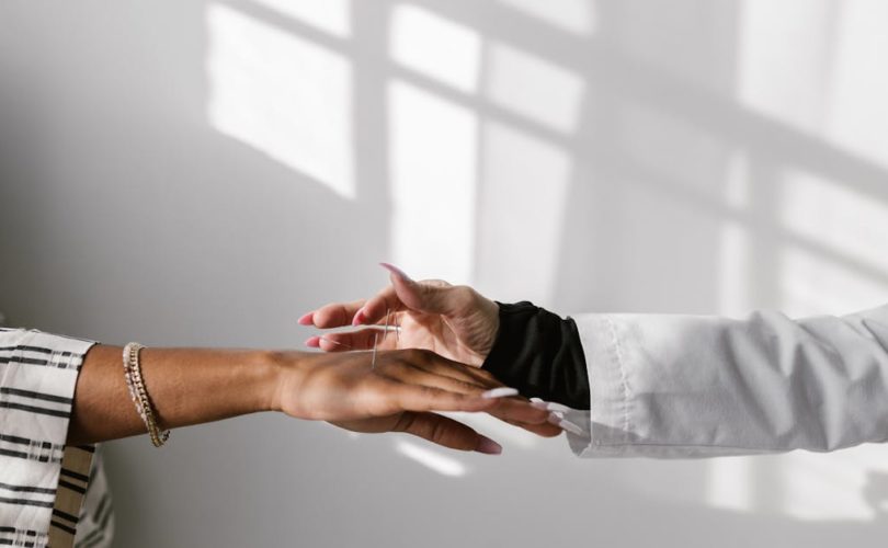 découvrez l'acupression, une technique ancestrale de médecine douce qui stimule des points précis du corps pour soulager le stress, améliorer la circulation et favoriser le bien-être général. apprenez comment cette méthode naturelle peut transformer votre santé au quotidien.