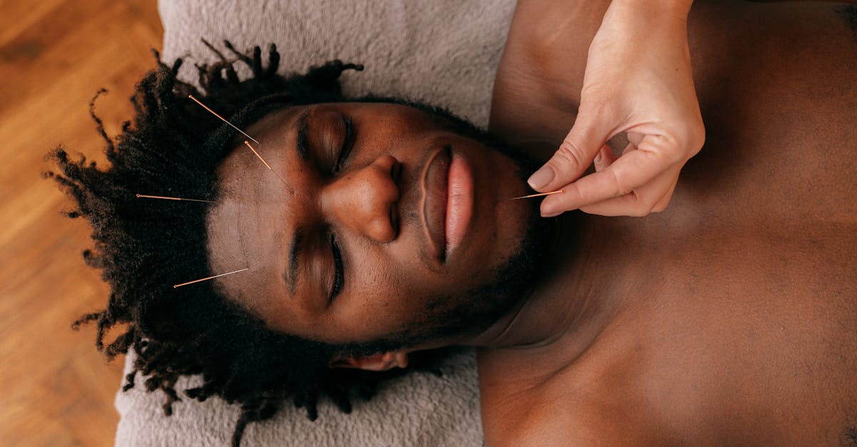 découvrez l'acupression, une technique ancestrale de médecine traditionnelle chinoise qui utilise la pression des doigts sur des points spécifiques du corps pour soulager le stress, réduire la douleur et améliorer le bien-être général. apprenez les bienfaits de cette pratique millénaire et comment l'intégrer dans votre routine quotidienne.