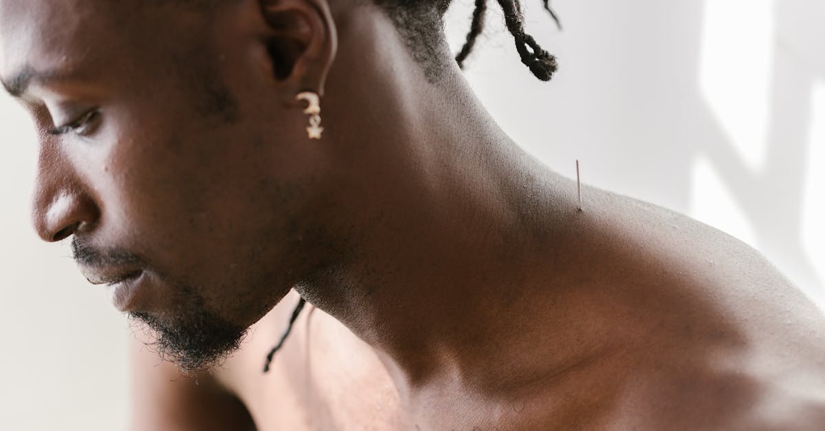 découvrez l'acupression, une méthode de médecine douce qui utilise des points de pression sur le corps pour soulager le stress, améliorer la circulation et promouvoir le bien-être général. apprenez les techniques essentielles pour intégrer cette pratique d'origine asiatique dans votre routine quotidienne.