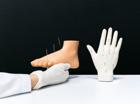 découvrez l'acupression, une technique millénaire issue de la médecine traditionnelle chinoise, qui utilise la pression des doigts sur des points spécifiques pour soulager le stress, améliorer la circulation et favoriser le bien-être. apprenez à pratiquer l'acupression chez vous pour une relaxation instantanée et une meilleure santé globale.