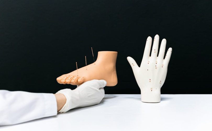 découvrez l'acupression, une technique millénaire issue de la médecine traditionnelle chinoise, qui utilise la pression des doigts sur des points spécifiques pour soulager le stress, améliorer la circulation et favoriser le bien-être. apprenez à pratiquer l'acupression chez vous pour une relaxation instantanée et une meilleure santé globale.
