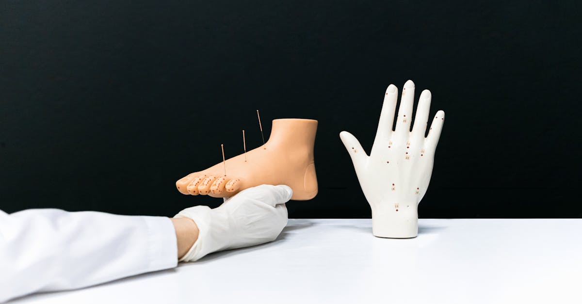 découvrez l'acupression, une technique millénaire issue de la médecine traditionnelle chinoise, qui utilise la pression des doigts sur des points spécifiques pour soulager le stress, améliorer la circulation et favoriser le bien-être. apprenez à pratiquer l'acupression chez vous pour une relaxation instantanée et une meilleure santé globale.
