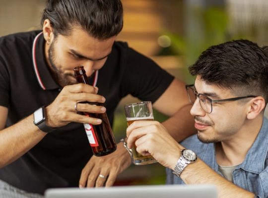 découvrez l'univers de la bière : des variétés artisanales aux classiques intemporels, explorez les secrets de fabrication, les accords mets-bières et les tendances actuelles pour tous les amateurs et novices. plongez dans cet univers pétillant et savoureux !