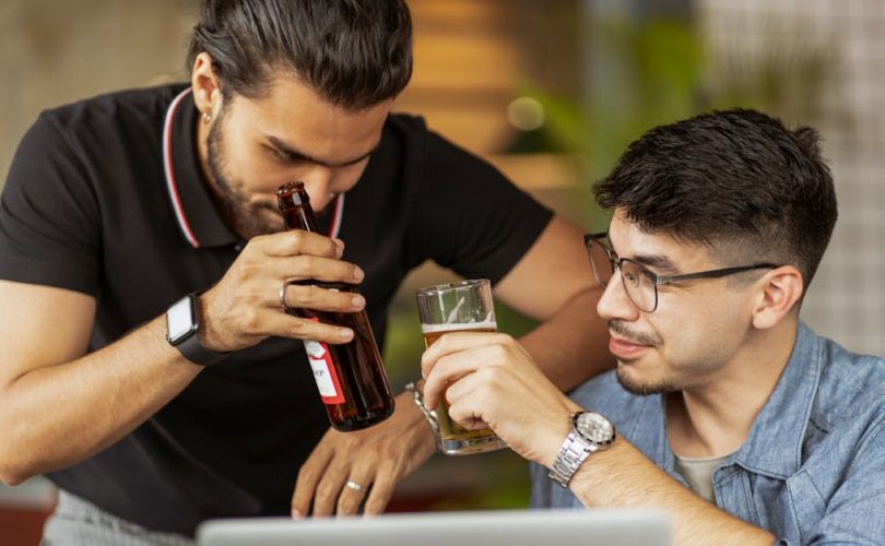 découvrez l'univers de la bière : des variétés artisanales aux classiques intemporels, explorez les secrets de fabrication, les accords mets-bières et les tendances actuelles pour tous les amateurs et novices. plongez dans cet univers pétillant et savoureux !