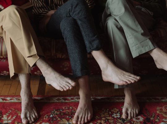 découvrez l'univers fascinant du fétichisme, ses différentes pratiques, et comment il influence la sexualité. explorez les aspects psychologiques et culturels qui enrichissent cette expérience unique.