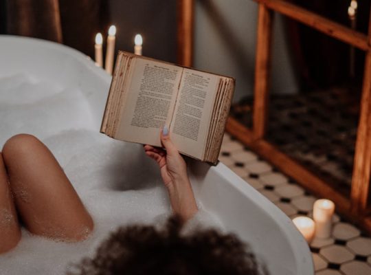 découvrez des réflexions littéraires fascinantes qui explorent les profondeurs de l'écriture, la signification des mots et l'impact des histoires sur nos vies. plongez dans un monde où la littérature prend vie à travers l'analyse et la critique, enrichissant votre compréhension des œuvres classiques et contemporaines.