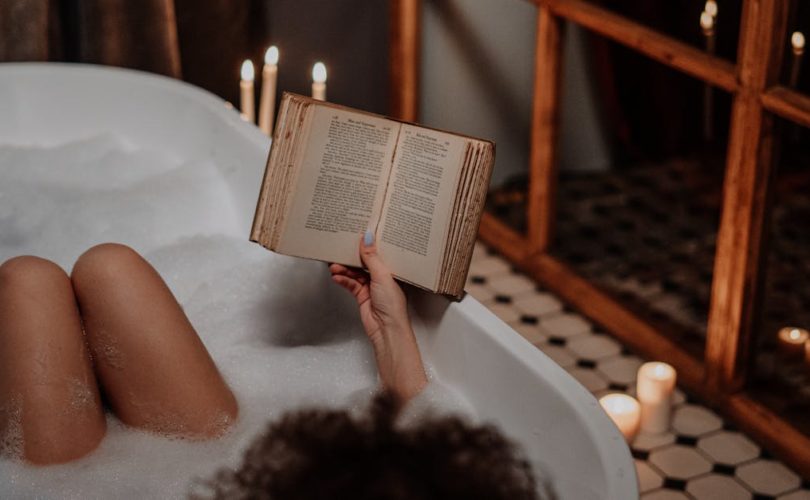 découvrez des réflexions littéraires fascinantes qui explorent les profondeurs de l'écriture, la signification des mots et l'impact des histoires sur nos vies. plongez dans un monde où la littérature prend vie à travers l'analyse et la critique, enrichissant votre compréhension des œuvres classiques et contemporaines.