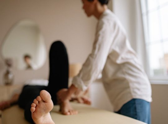 découvrez l'acupressure, une méthode de médecine traditionnelle chinoise qui utilise la pression des doigts sur des points spécifiques du corps pour soulager la douleur, réduire le stress et favoriser le bien-être général. apprenez comment cette pratique ancestrale peut améliorer votre qualité de vie au quotidien.