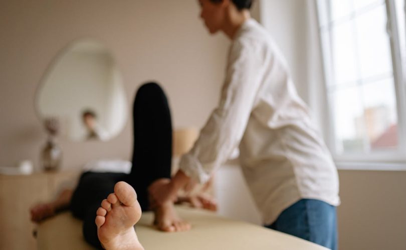 découvrez l'acupressure, une méthode de médecine traditionnelle chinoise qui utilise la pression des doigts sur des points spécifiques du corps pour soulager la douleur, réduire le stress et favoriser le bien-être général. apprenez comment cette pratique ancestrale peut améliorer votre qualité de vie au quotidien.