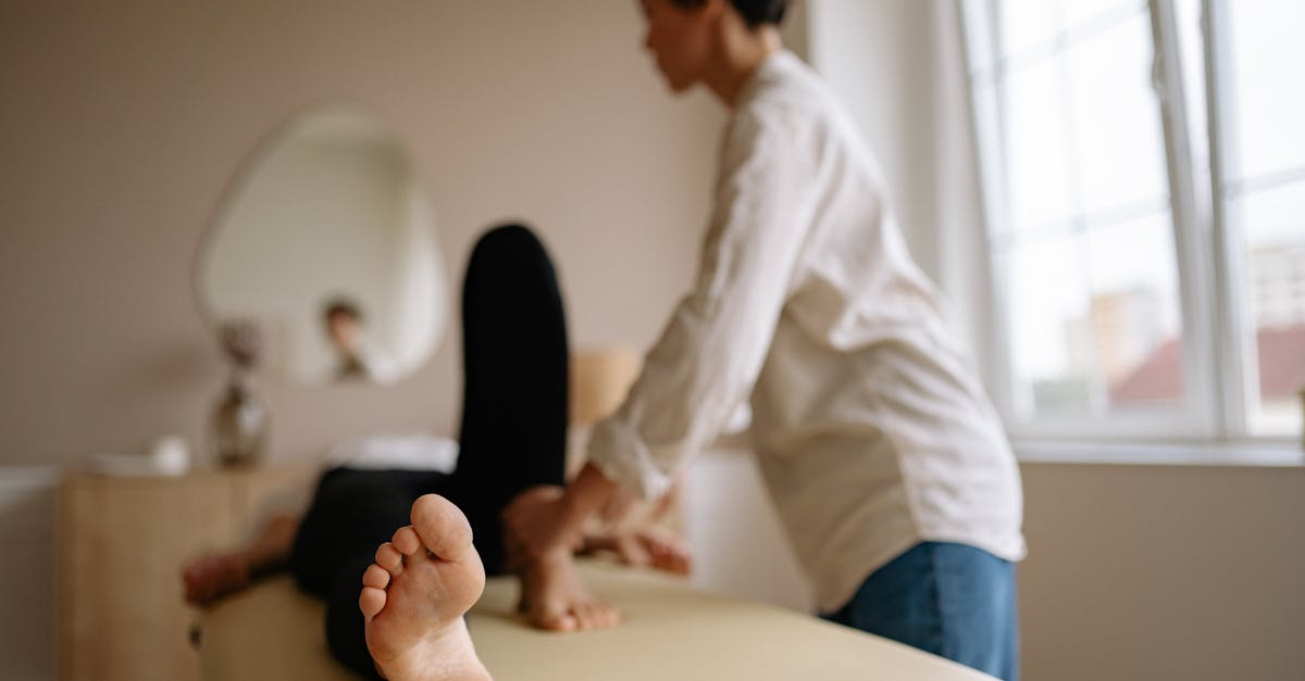 découvrez l'acupressure, une méthode de médecine traditionnelle chinoise qui utilise la pression des doigts sur des points spécifiques du corps pour soulager la douleur, réduire le stress et favoriser le bien-être général. apprenez comment cette pratique ancestrale peut améliorer votre qualité de vie au quotidien.