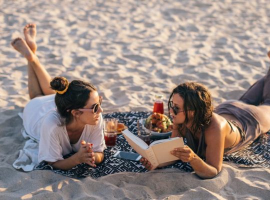 découvrez notre large sélection de serviettes de plage confortables et stylées. parfaites pour vos journées ensoleillées, nos serviettes sont ultra-absorbantes, faciles à transporter et disponibles dans différents motifs colorés. profitez de l'été avec confort et élégance !