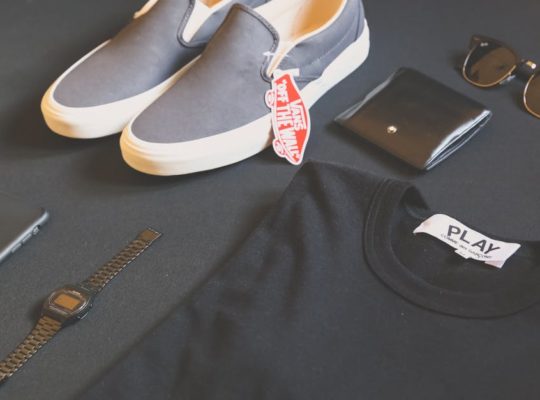 découvrez notre collection élégante d'accessoires de mode, incluant bijoux, sacs et foulards, pour compléter toutes vos tenues avec style et raffinement.
