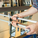 Peut-on faire une réparation vitres à Lyon sur une baie vitrée coulissante ?