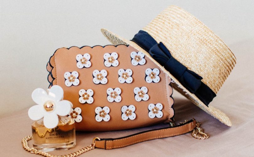 découvrez notre sélection d’accessoires tendance pour sublimer votre style au quotidien : sacs, bijoux, chapeaux et bien plus, adaptés à toutes les envies.