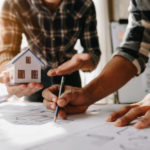 Comment un expert immobilier à Lyon prend-il en compte les charges de copropriété dans son analyse ?