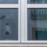 Le vitrage anti-effraction résiste-t-il aux tentatives répétées de bris ?