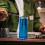 Quels éléments sensoriels renforcent l’expérience dans un bar à cocktail à Lyon ?