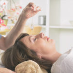 Est-ce que l’hypnose contre le stress à Lyon peut aider en cas de surcharge mentale permanente ?