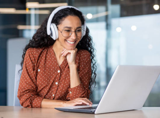 la collaboration avec une agence réseaux sociaux Lyon permet d’obtenir un accompagnement expert pour structurer