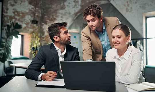 Une agence réseaux sociaux Lyon joue avant tout un rôle stratégique dans la construction de votre présence digitale. En effet