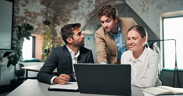 Une agence réseaux sociaux Lyon joue avant tout un rôle stratégique dans la construction de votre présence digitale. En effet