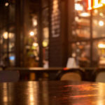 Quel bar à cocktails à Lyon est adapté pour accueillir un événement privé dans le centre de Lyon ?