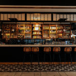 Existe-t-il un bar à cocktails lyon avec plusieurs espaces (calme, festif, intimiste) dans un même lieu ?