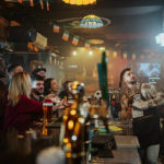 Où trouver un bar à cocktails lyon qui mise sur l’expérience client plutôt que sur l’ambiance bruyante ?