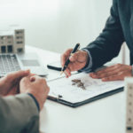 Comment un agent immobilier à Vienne aide-t-il à négocier entre acheteur et vendeur ?