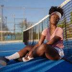 À quelle fréquence une entreprise construction terrain de padel recommande-t-elle l&rsquo;entretien du gazon synthétique ?