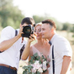 Comment un photographe mariage en Isère accompagne-t-il les futurs mariés avant, pendant et après la cérémonie ?
